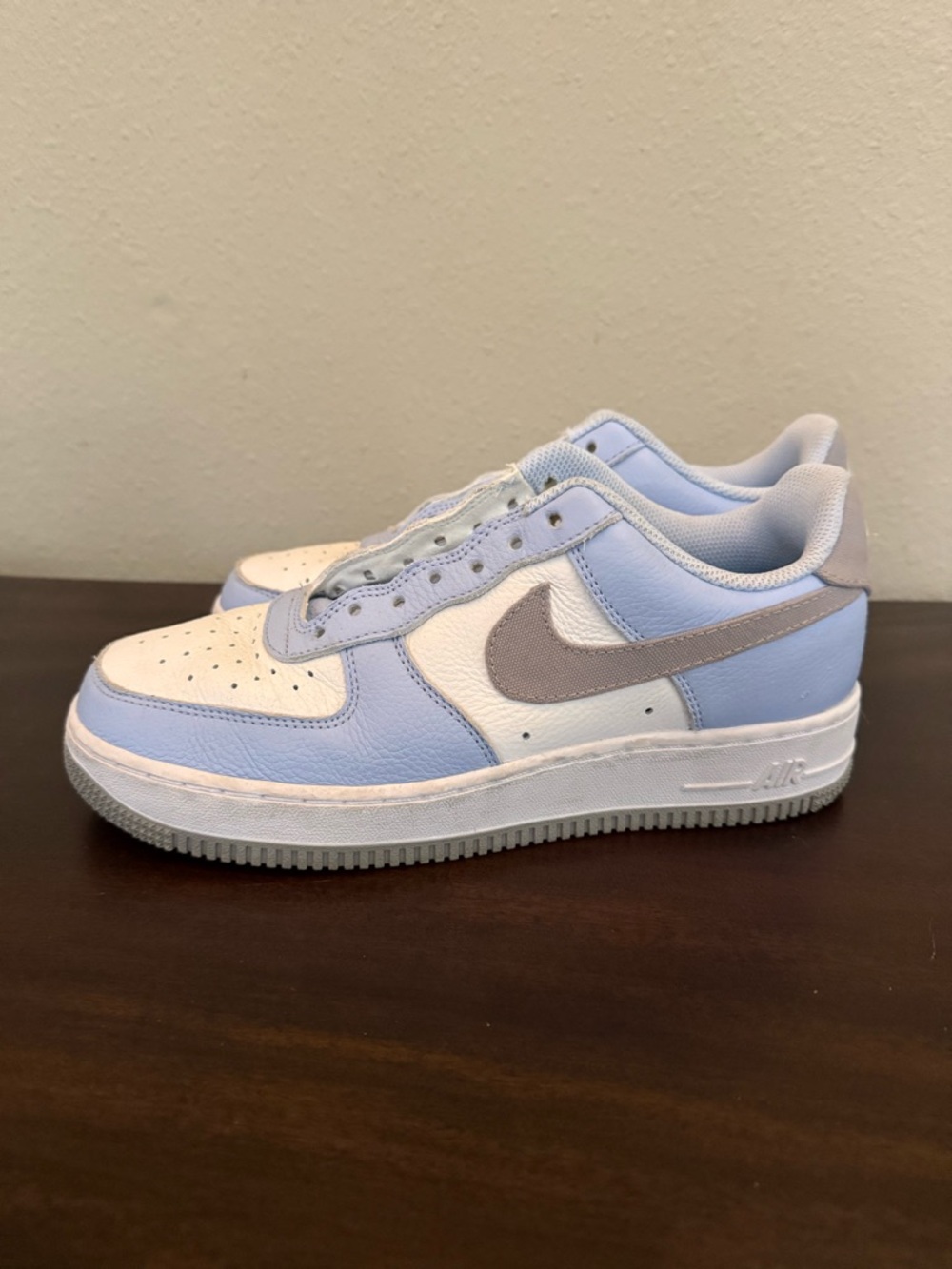 Nike Air Force 1 Low-Top Sneakers in Light Blue & White womens 8.5 - Picture 3 of 6
